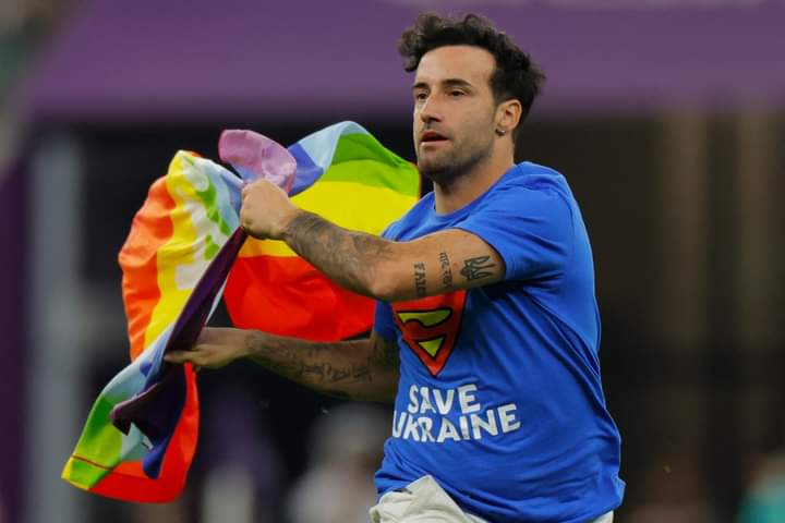 Aficionado rompe reglas en Qatar y entra a estadio con bandera LGBT Central Q